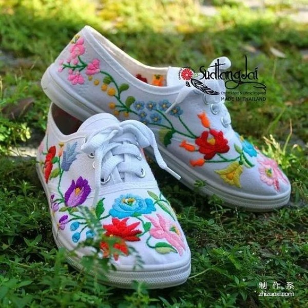 No matter how cheap or ordinary white shoes are, you can make them look beautiful with just one trick.