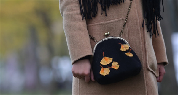 The creative DIY handmade franchise store shares the most beautiful wool felt gold bags here.