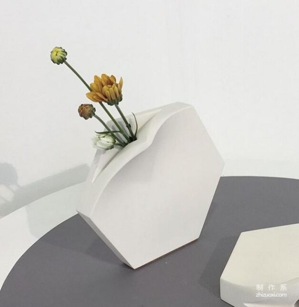 Simple and stylish wall-mounted vase