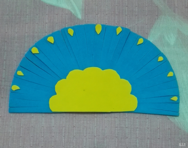 Children use colored sponge paper to make beautiful peacock stickers for children.