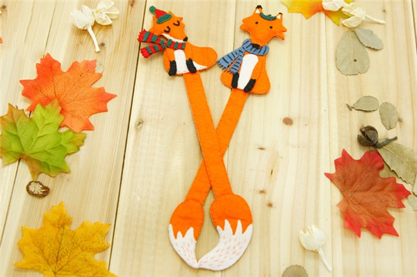 Two fox bookmarks made by DIY using creative handmade non-woven fabrics