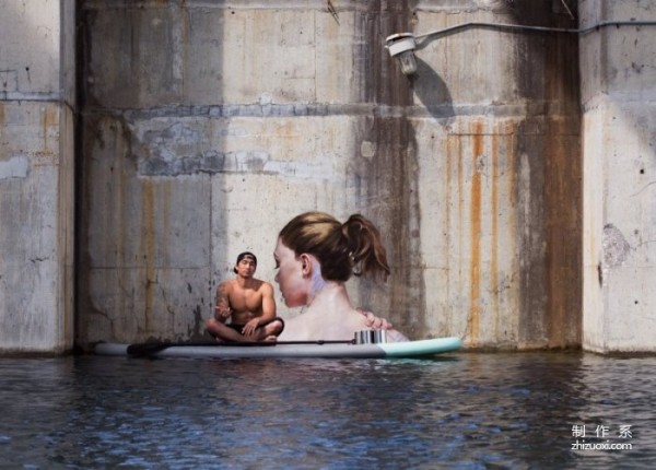 An American painter hand-painted a beautiful woman taking a bath on the exterior wall of an abandoned building