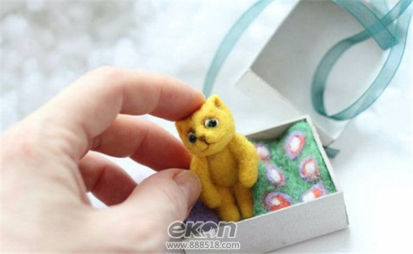 DIY childrens handicraft workshop shares realistic gadgets made with wool felt