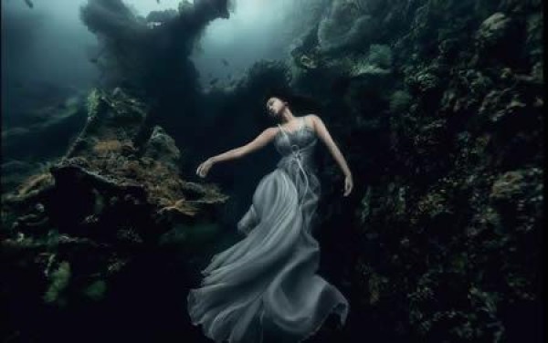 Super dreamy underwater wedding photos