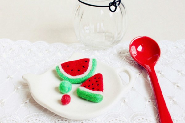 DIY wool felt to cool down the summer and a big watermelon to relieve the heat