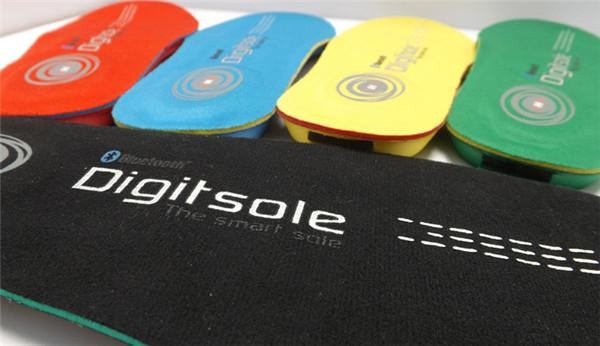 Adjustable temperature smart insoles