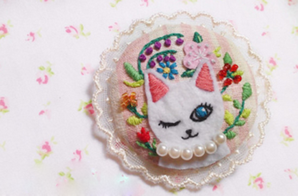 Small white cat brooch made by DIY handmade creative embroidery non-woven fabric