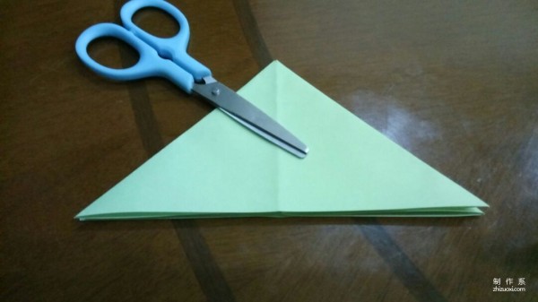 Children learn origami, simple DIY folding method of small foreign-style building for children.