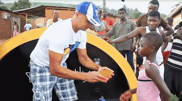 This small tent can solve the problems of drinking water and network coverage in poor areas