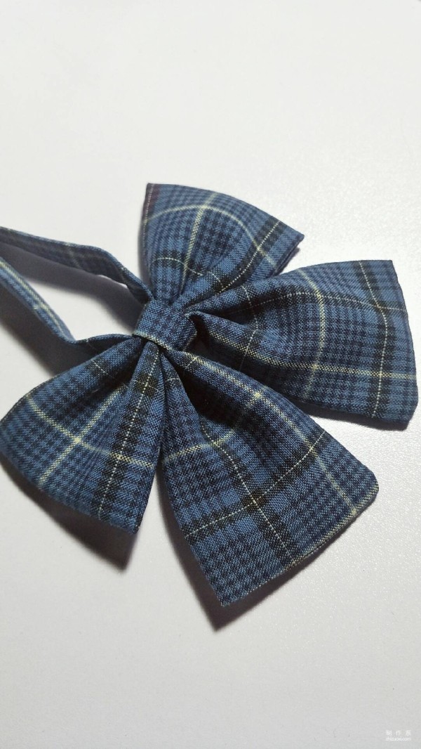 Fabric hand-making, a hand-making method of a JK bow tie with a short handle and a flat bow