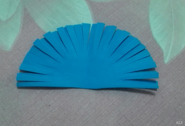 Children use colored sponge paper to make beautiful peacock stickers for children.