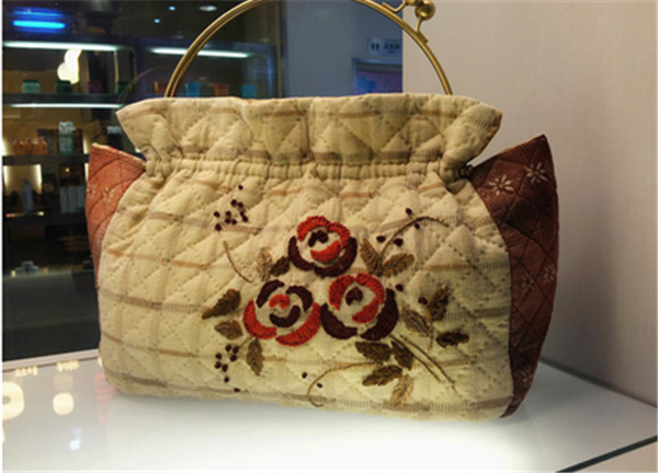 Creative hand embroidery DIY beautiful rose handbag and chrysanthemum handbag