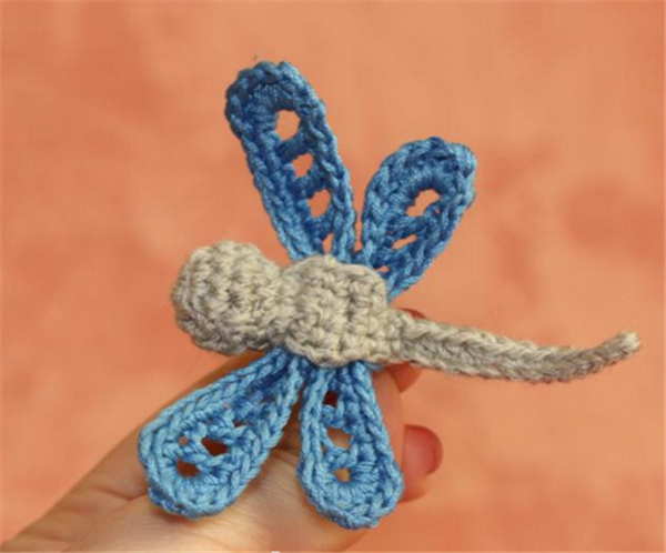 Appreciation of creative little dragonfly works made by hand crochet DIY