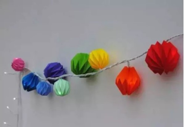 Illustration of making origami lanterns, hanging on the wall will give you a unique flavor