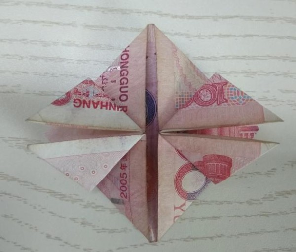 Origami Tutorial-Illustration of a 100 Yuan Love Heart