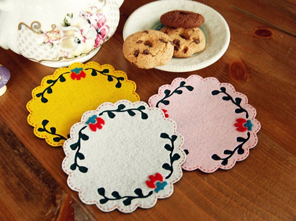 Non-slip alley style coasters with handmade non-woven fabrics and simple lace