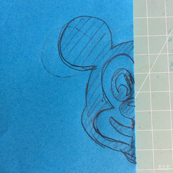 Fun paper-cutting method of hand-cutting cute Mickey head