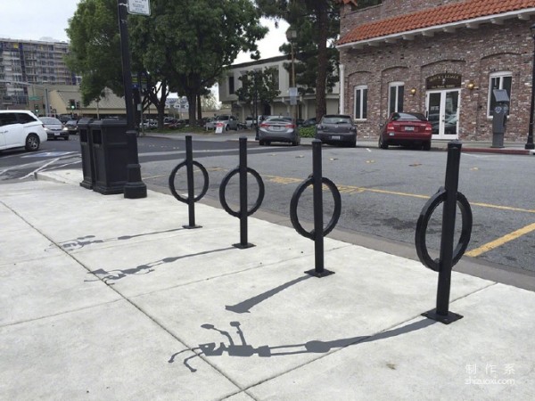 California street artist Damon Belanger painted various fake shadows on the roadside, confusing many passers-by... The creativity is amazing