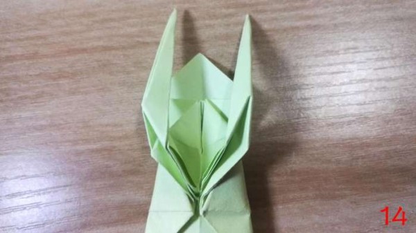 Handmade origami tutorial teaches you to use two pieces of paper to fold the king mantis in the grass.