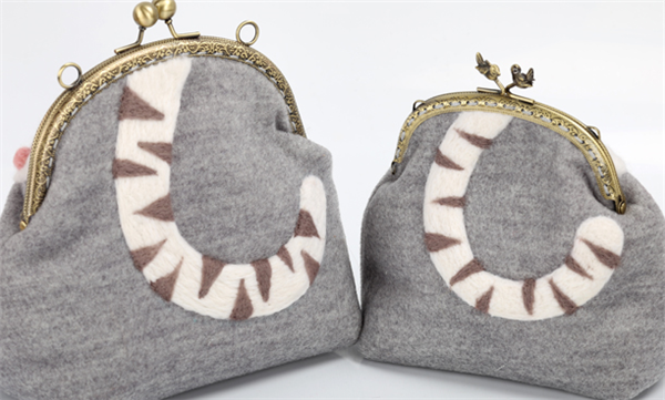 The creative DIY handmade franchise store shares the most beautiful wool felt gold bags here.