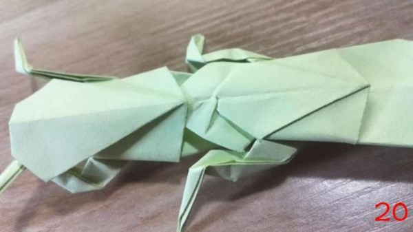 Handmade origami tutorial teaches you to use two pieces of paper to fold the king mantis in the grass.