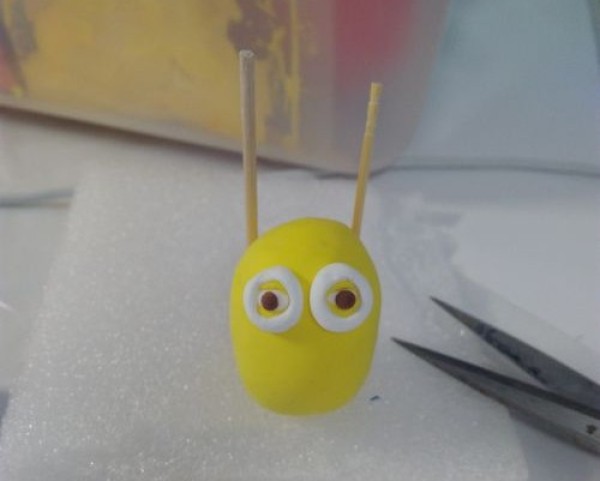 Illustrated tutorial for making minion from ultra-light clay. How to knead minion.