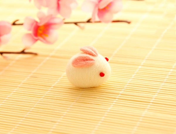 Appreciation of two cute black and white wool felt DIY cute bunny pendant products