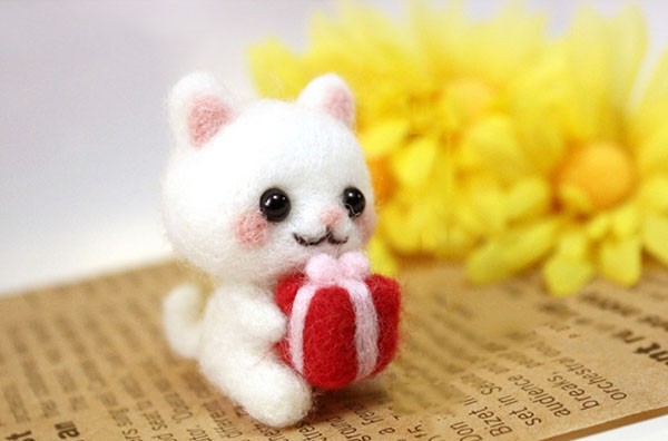 Appreciation of handmade DIY wool felt to make naughty and cute kittens