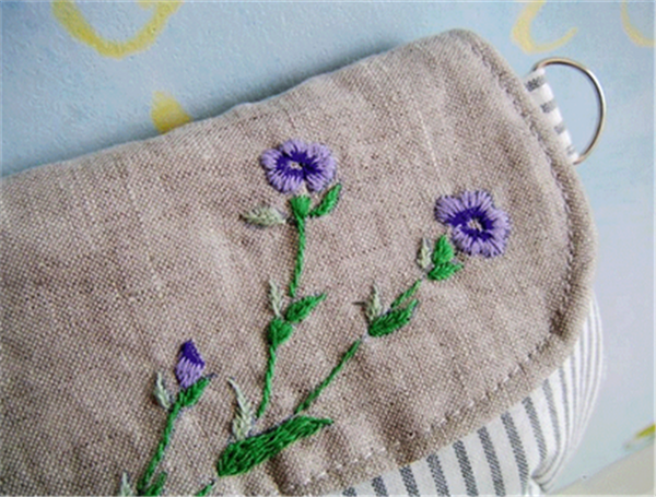 Creative and beautiful clutch bag handmade with embroidery DIY