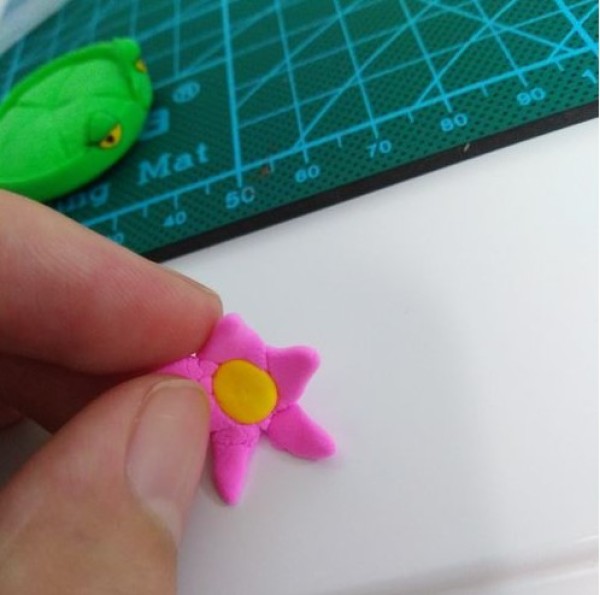 Tutorial illustration of how to make lotus leaves in Plants vs. Zombies with ultra-light clay