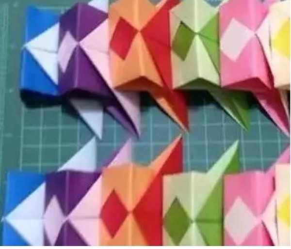 Illustration of making origami lanterns, hanging on the wall will give you a unique flavor