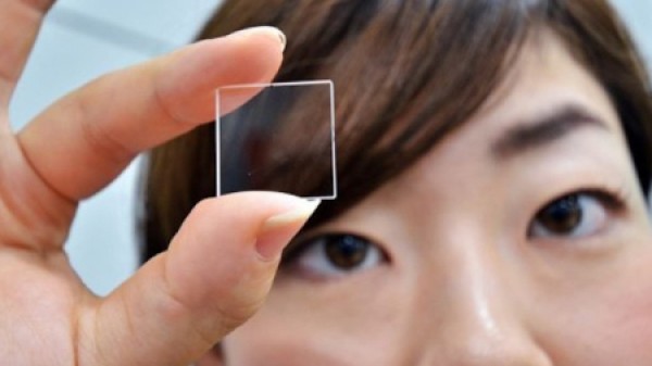 Quartz glass that can completely preserve data for a long time