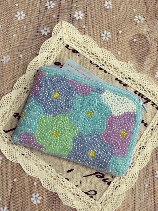 Appreciation of handmade DIY bead embroidered small fresh flower coin purse