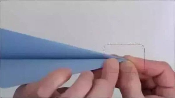 An expert teaches you how to fold a paper airplane that can fly 70 meters away, and even breaks a new Guinness record