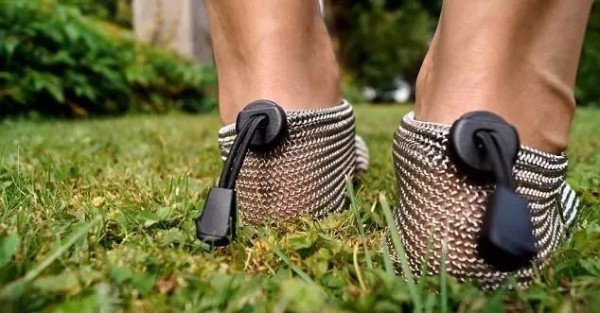 Shoes made of stainless steel mesh give you the pleasure of bare feet