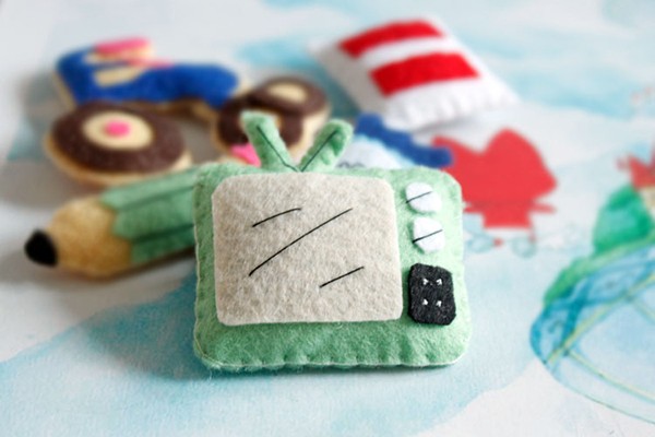 Appreciate the DIY non-woven brooch made from the cute toys from childhood