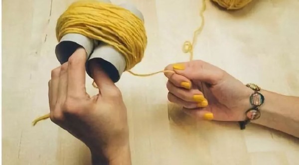 Simple method of making yarn ball pendants