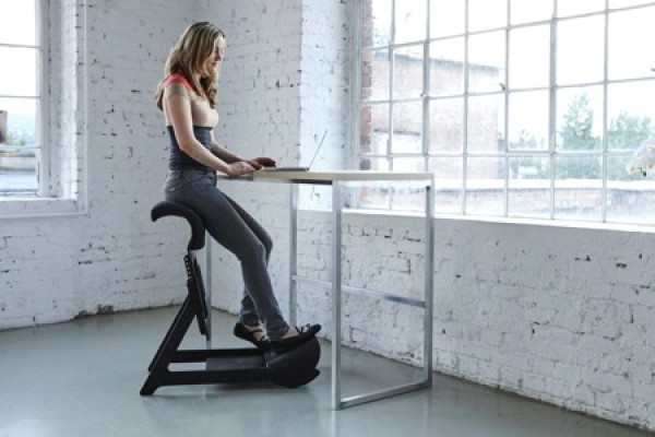 Standing chair that allows you to sit healthily