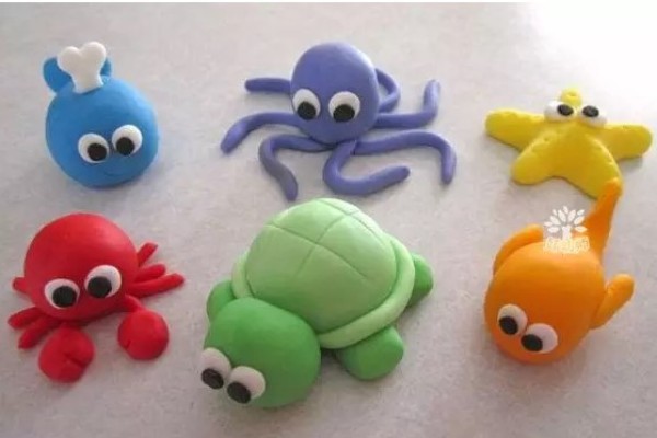 Use clay to make animals from the underwater world DIY for primary school students