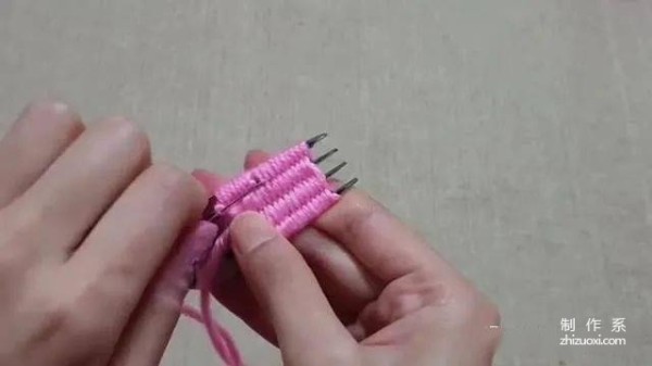 If you don’t know how to knit or hook, you can make flowers by wrapping yarn around a fork. It’s so practical!