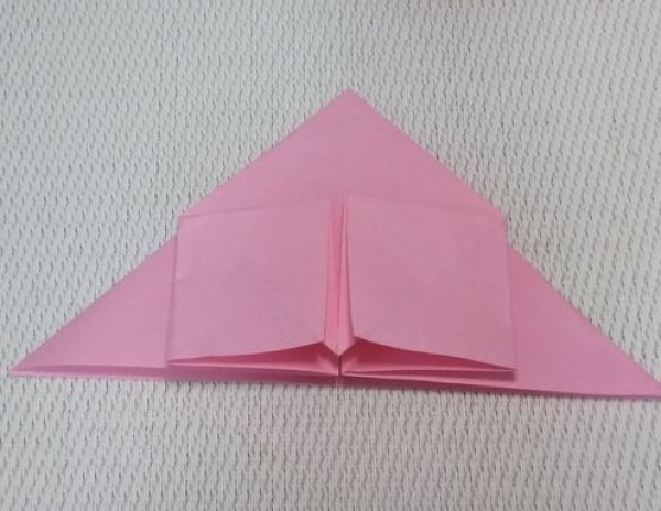 Beautiful pagodas can be made with colored paper. Simple origami for children