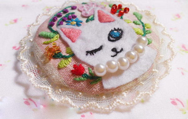 Small white cat brooch made by DIY handmade creative embroidery non-woven fabric