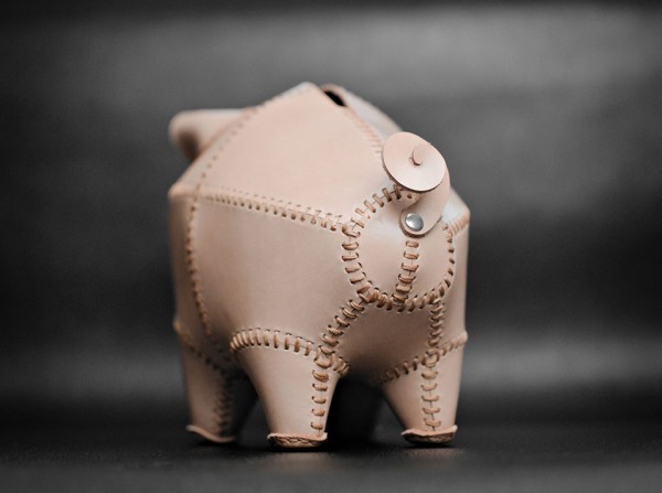 Piggy bank made of leather (drawing)