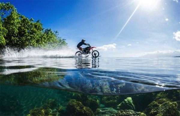 Do you dare to play motorcycle surfing?