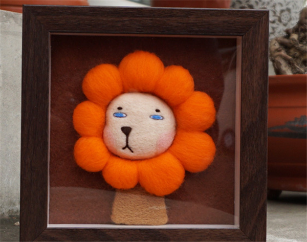 A proud lion photo frame made of creative handmade wool felt