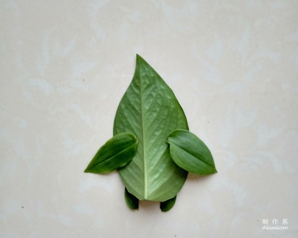 Steps for hand-painting leaf penguins