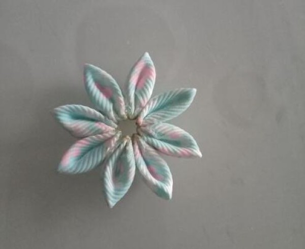 Make small flowers from pastoral pattern threaded ribbon