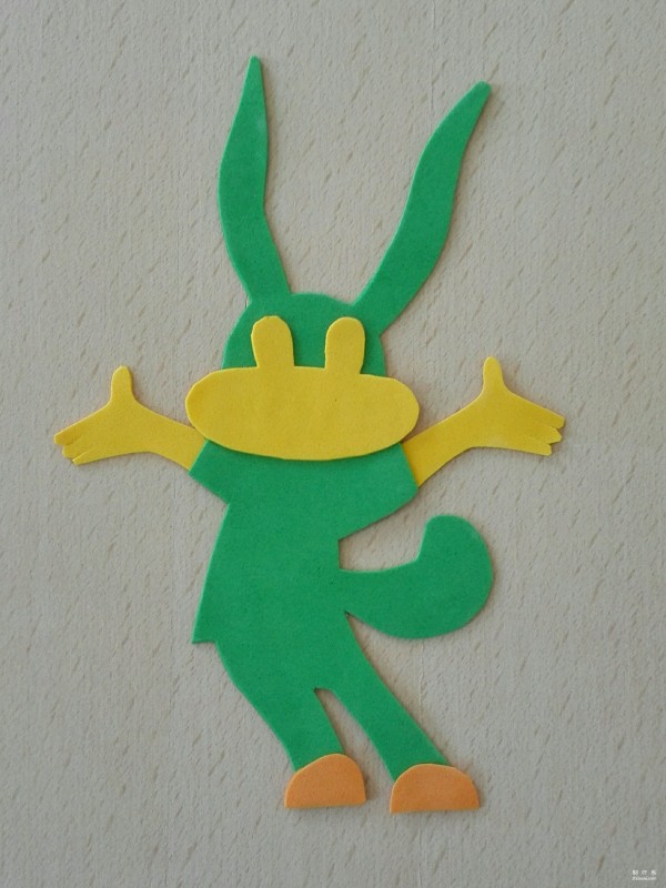 Childrens handicrafts teach you to use sponge paper to make a cute little bunny sticker with live waves.