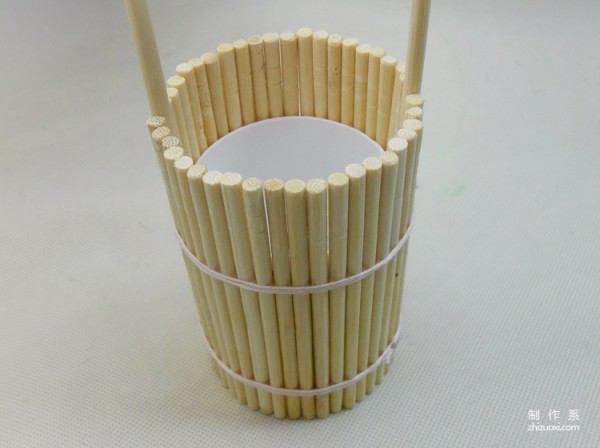 Use disposable chopsticks and bamboo chopsticks to make a DIY simple bucket ornament model for children.