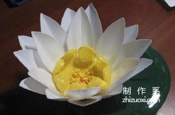 Plastic bottles are handmade with flowers. Beverage bottles are made with exquisite lotus flowers.